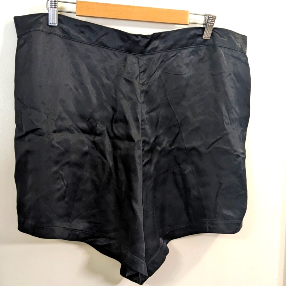 🌕 Silky black dress shorts